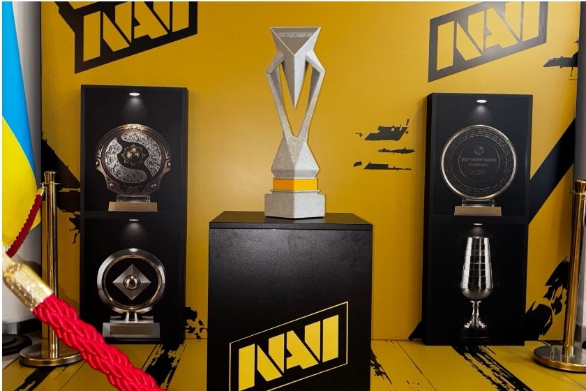 Трофей Esports World Cup у фан-зоні NAVI в готелі «Україна» в Києві.