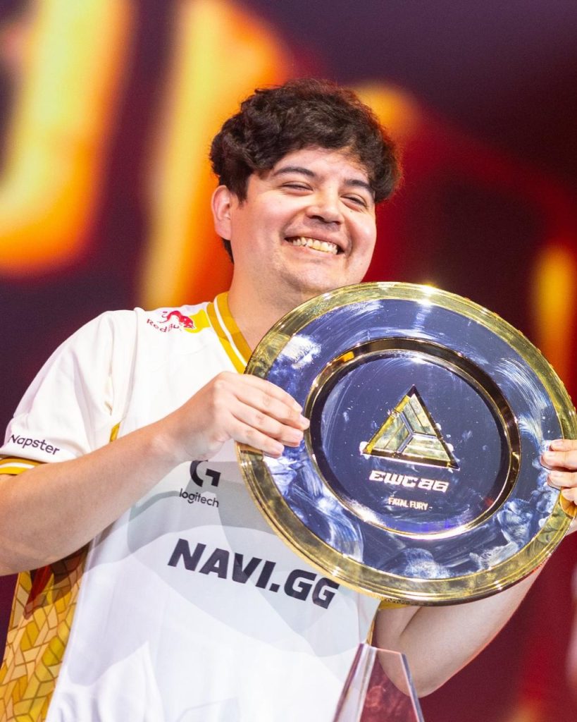 Гравець NAVI з трофеєм Esports World Cup після перемоги у турнірі