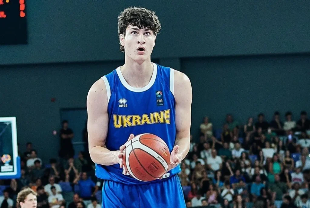 Максим Кличко, син Віталія Кличка, у формі збірної України з баскетболу.